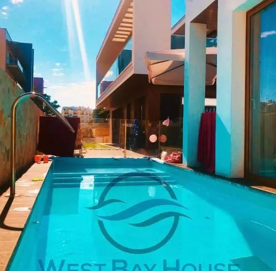 ペンション West Bay House