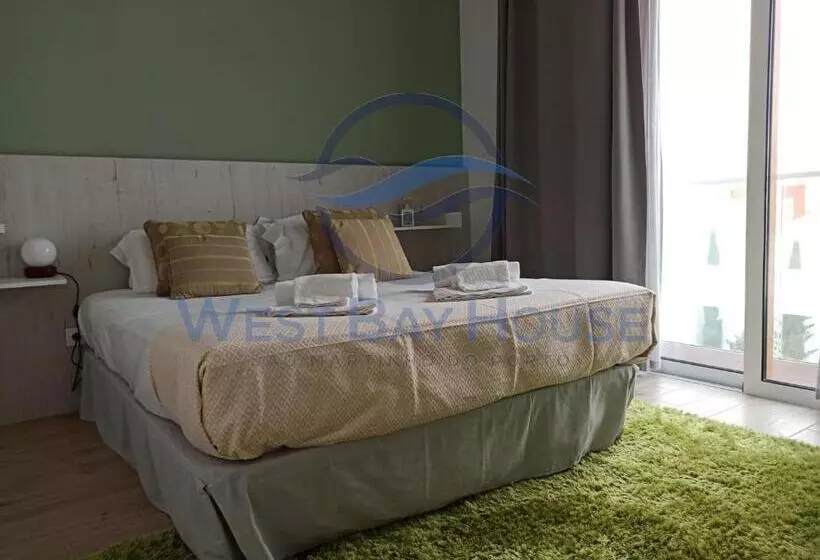 ペンション West Bay House