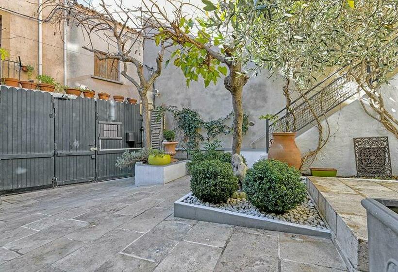 פנסיון Maison Capucine