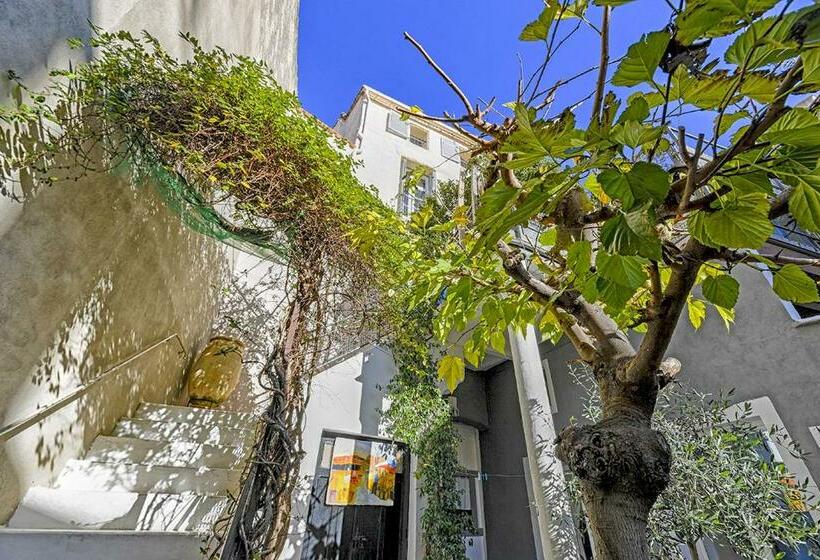 פנסיון Maison Capucine