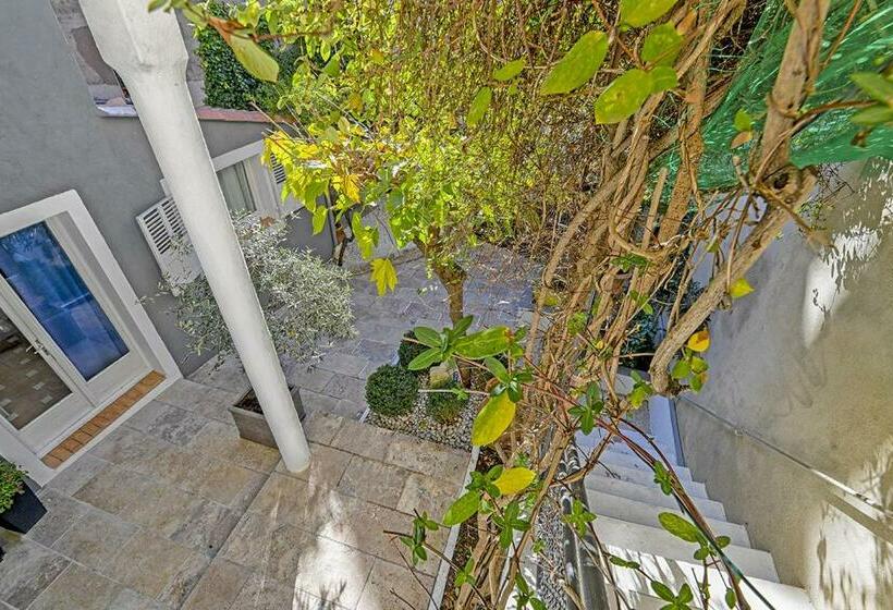 פנסיון Maison Capucine