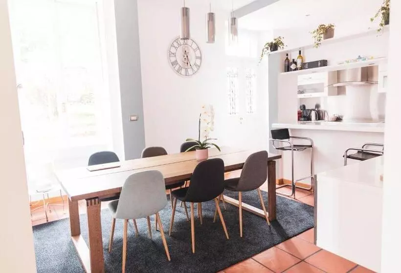 پانسیون Room Gatsby  Your Space With Garden In The City Center