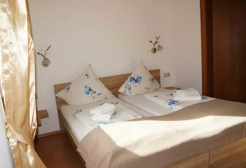 ペンション The Steakhouse   Guest Rooms