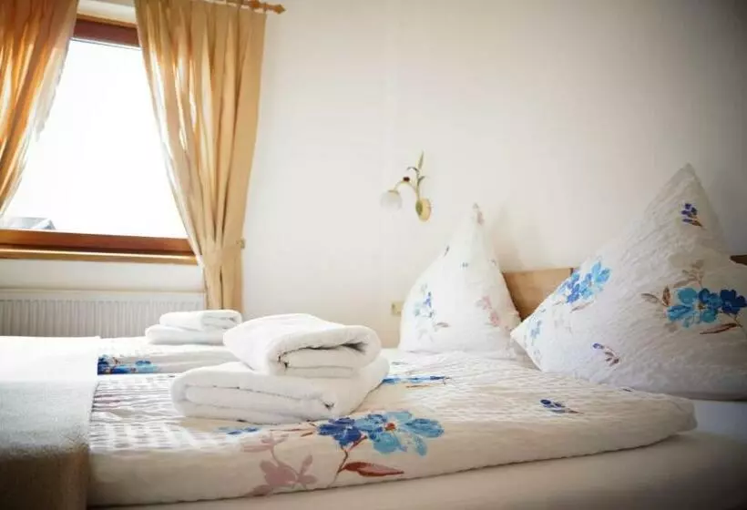 ペンション The Steakhouse   Guest Rooms