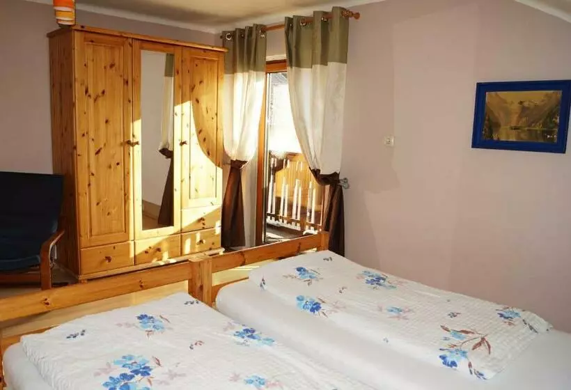 ペンション The Steakhouse   Guest Rooms