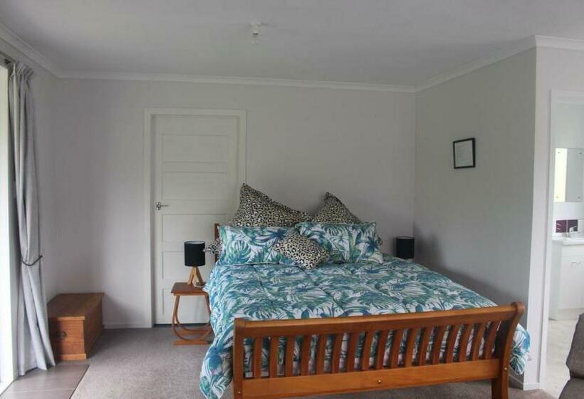 Bed and Breakfast Aramatai Gardens