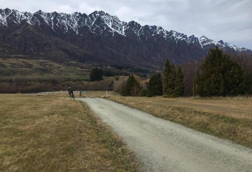 膳宿费 Riverside Retreat