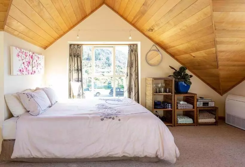 Majatalo Riverside Retreat
