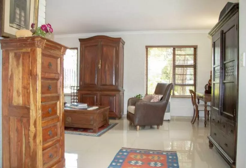 Aamiaismajoitus (B&B) Jasmine Guest Cottage