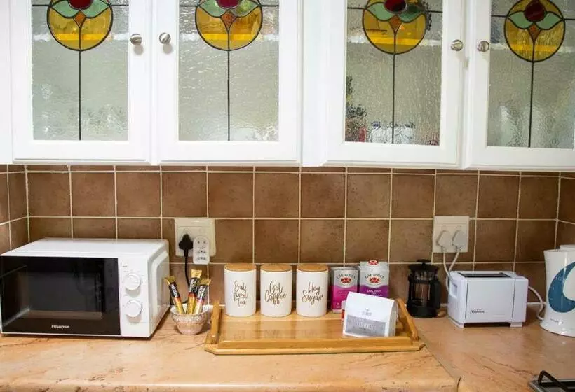 Aamiaismajoitus (B&B) Jasmine Guest Cottage