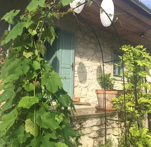 Majatalo Hungry Grape Guests