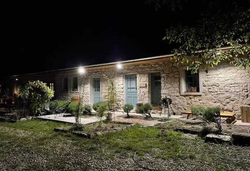 Majatalo Hungry Grape Guests