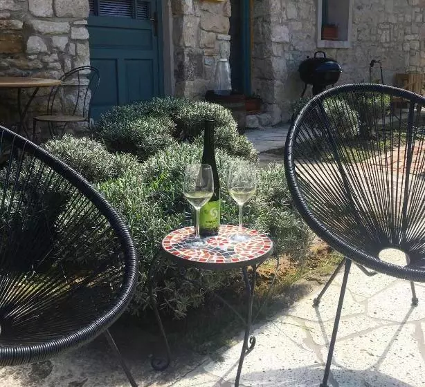 Majatalo Hungry Grape Guests