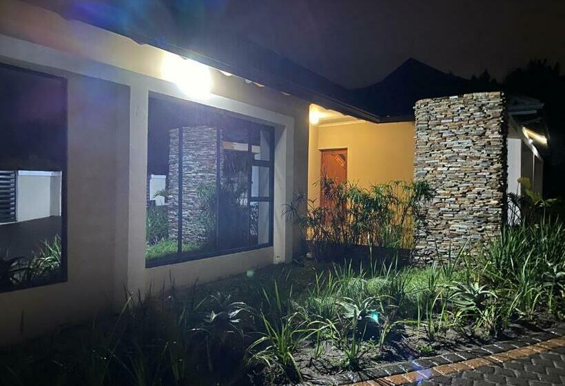 פנסיון Impongo Royal Lodge