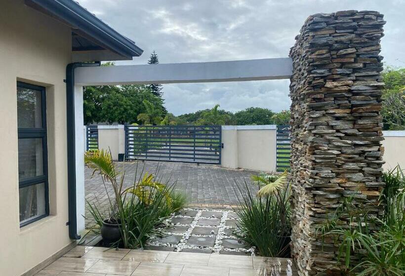 פנסיון Impongo Royal Lodge