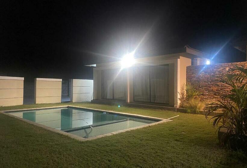 פנסיון Impongo Royal Lodge