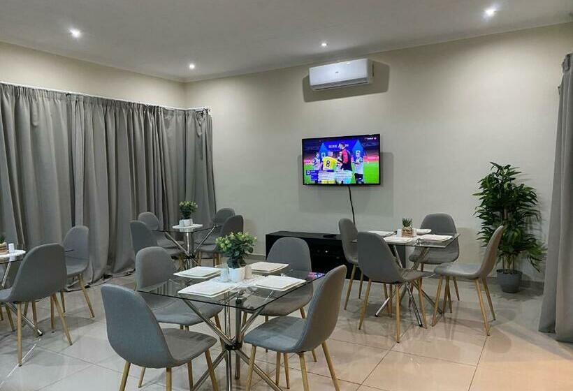 פנסיון Impongo Royal Lodge