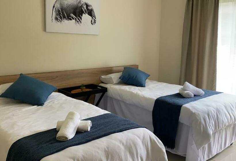 פנסיון Impongo Royal Lodge