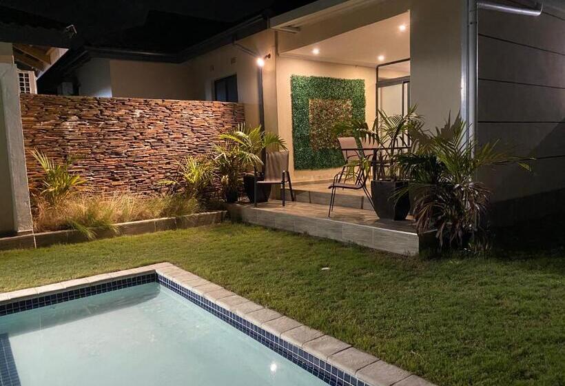 פנסיון Impongo Royal Lodge