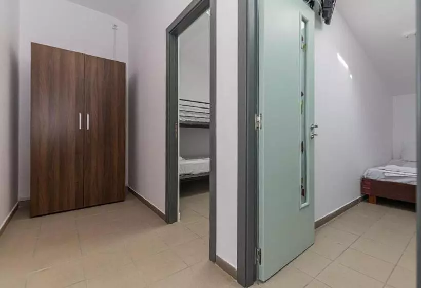 Hostel Ghimbav Airport