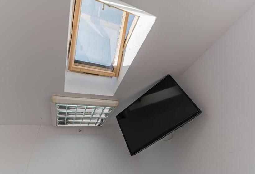 Hostel Ghimbav Airport