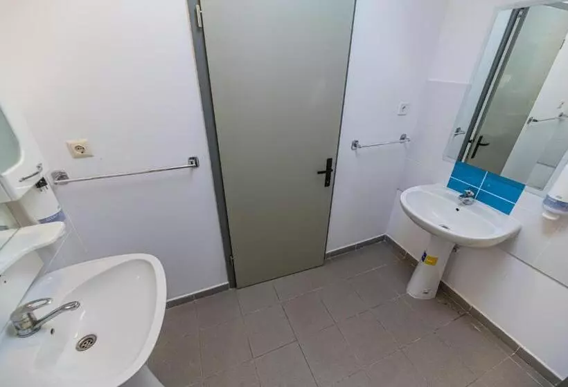 Hostel Ghimbav Airport