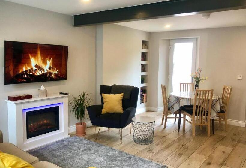 Пансион Picturesque Riverview Cottage Pettigo