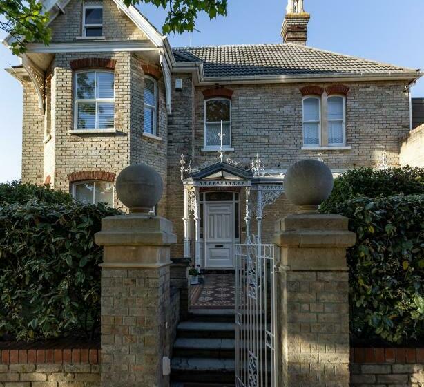بنسيون Cranborne House