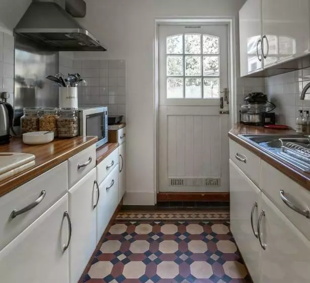 Majatalo Cranborne House