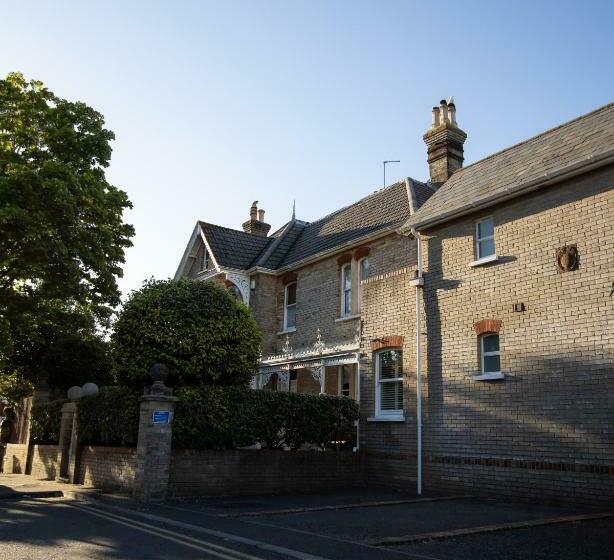 بنسيون Cranborne House