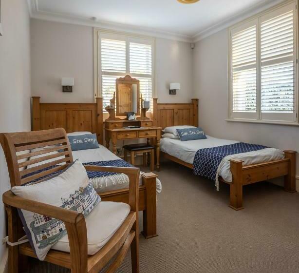 بنسيون Cranborne House