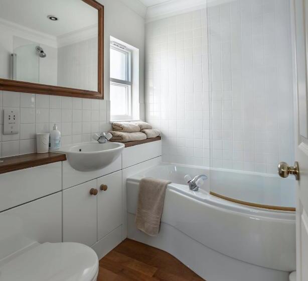 بنسيون Cranborne House