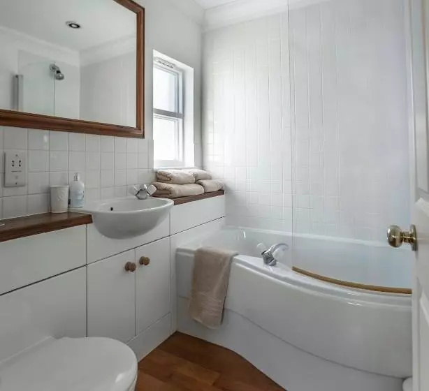 Majatalo Cranborne House