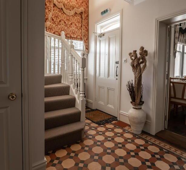 بنسيون Cranborne House