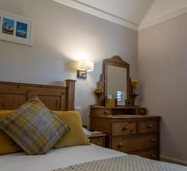 Majatalo Cranborne House