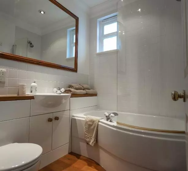 Majatalo Cranborne House