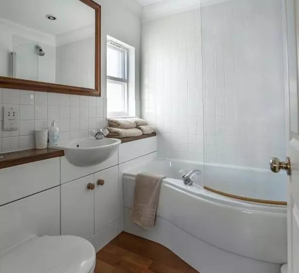 Majatalo Cranborne House