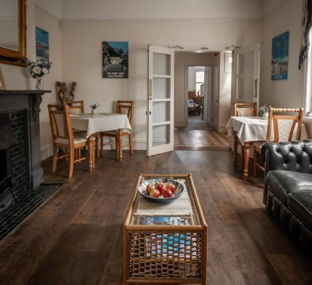 بنسيون Cranborne House