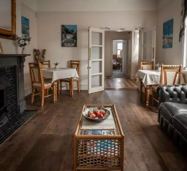 Majatalo Cranborne House