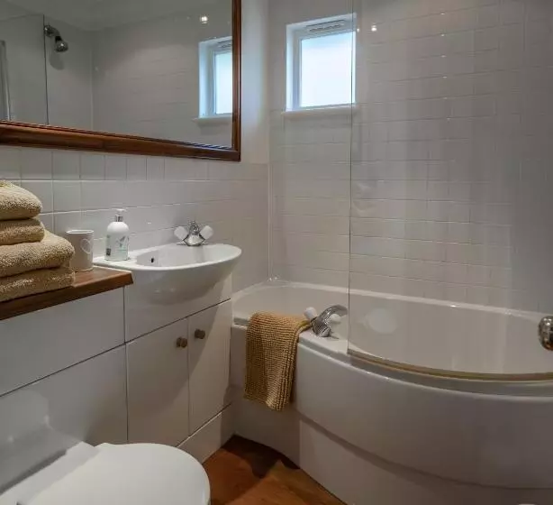 Majatalo Cranborne House