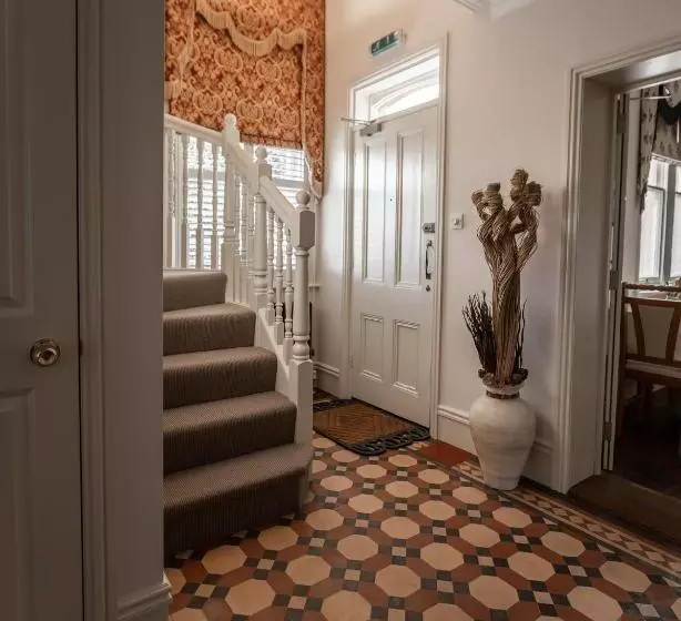 Majatalo Cranborne House