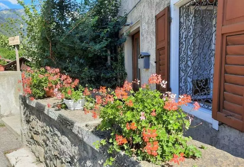 Aamiaismajoitus (B&B) Alla Curva Di Elia Manzoni