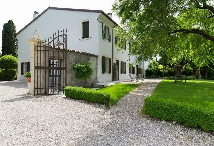 Aamiaismajoitus (B&B) Villa Saccomani