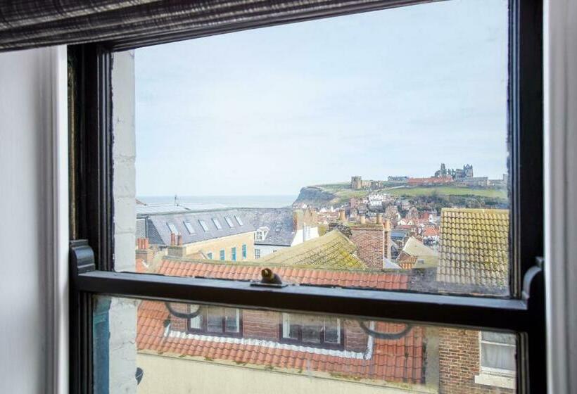 פנסיון Jet Black Jewel