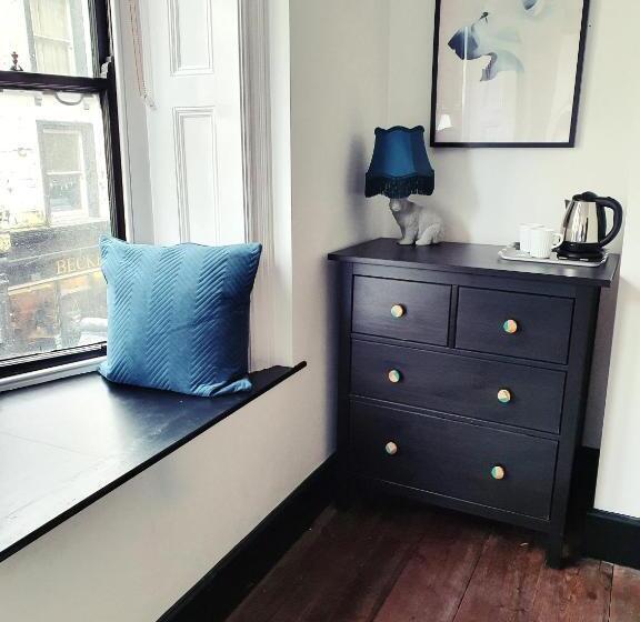 פנסיון Jet Black Jewel