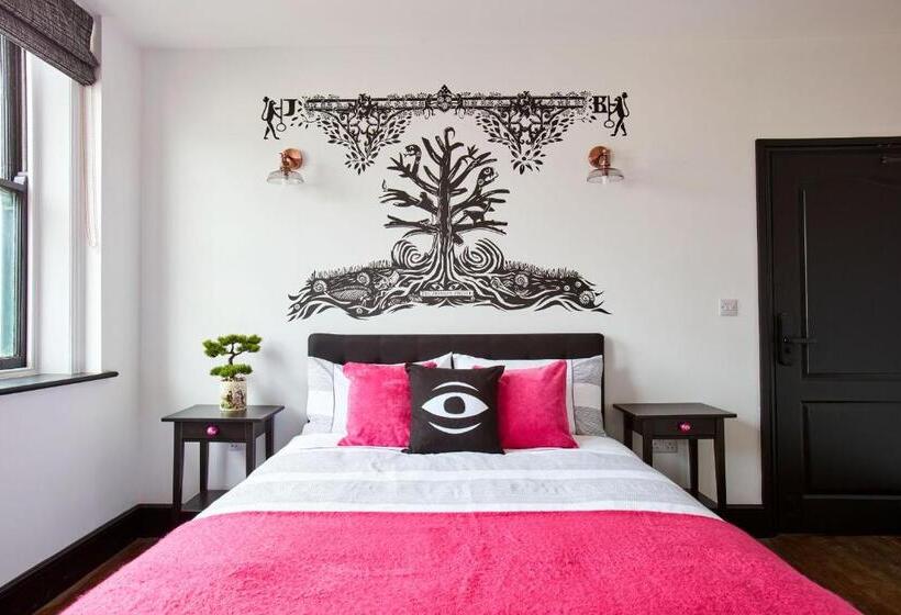 פנסיון Jet Black Jewel