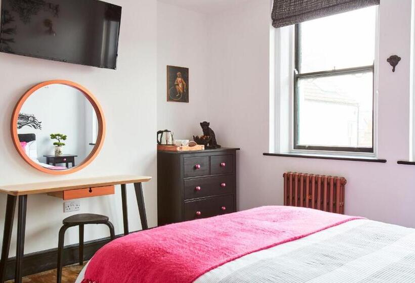 פנסיון Jet Black Jewel