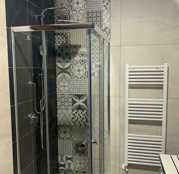 تختخواب و صبحانه P