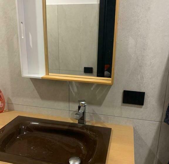 تختخواب و صبحانه P