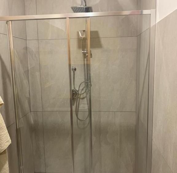 تختخواب و صبحانه P